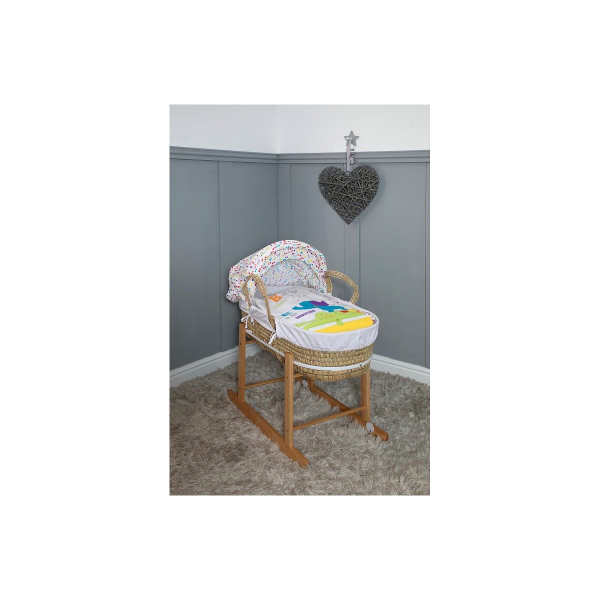 Cuddles Collection Safari Palm Moses Basket with Rocking Stand