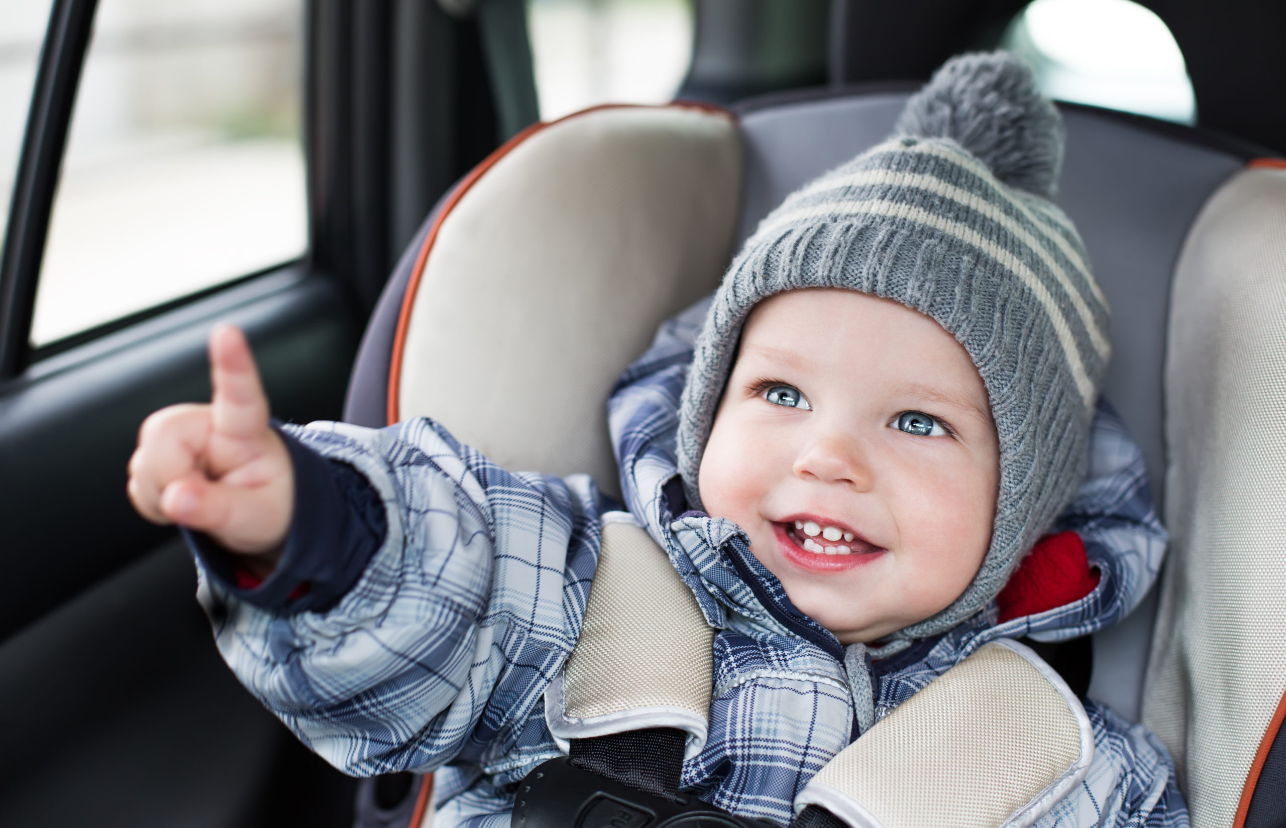 Машина на первого ребенка. Для малышей. Машины. Малыш в автокресле. Авто для детей. Ребенок в кресле авто зима.