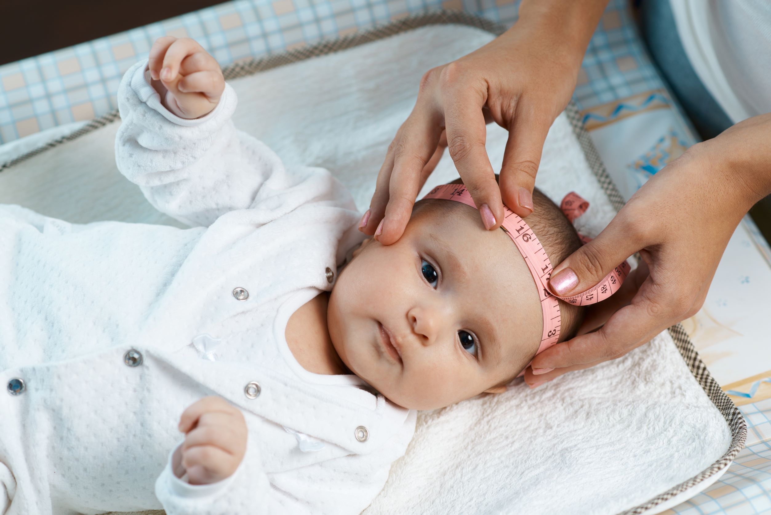 Домашний уход новорожденным. Дети грудного возраста. Гидроцефалия у новорожденных. Измерение головы новорожденного ребенка.